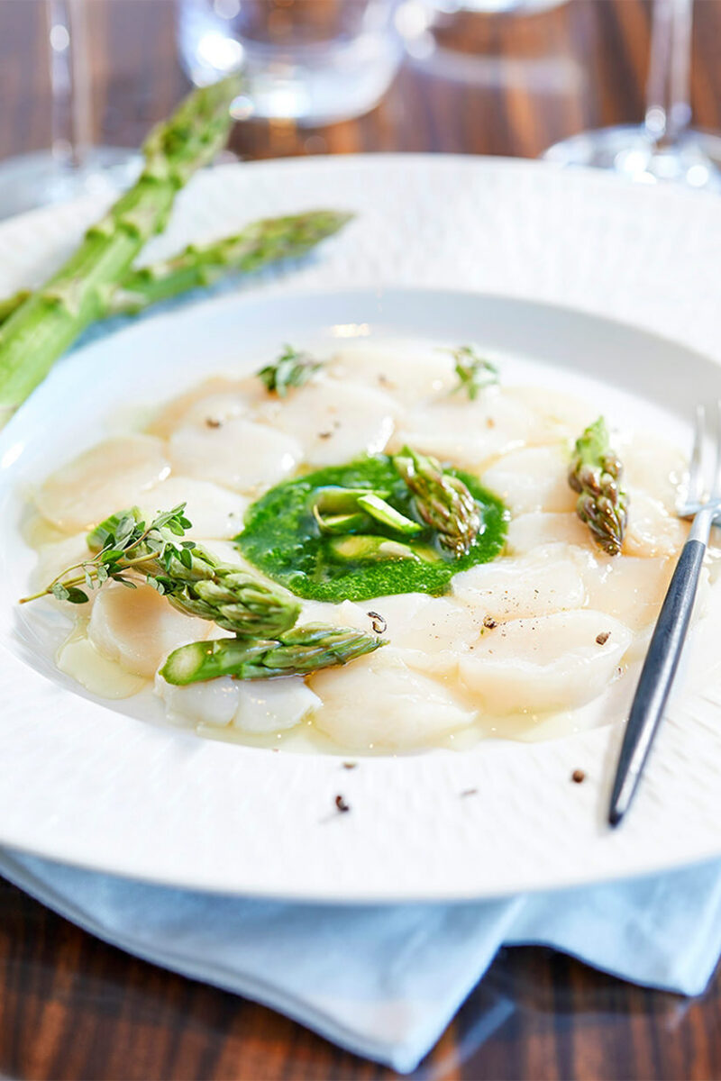 Carpaccio de Saint-Jacques aux pointes d’asperges vertes, jus de roquette vert au centre et brins de thym