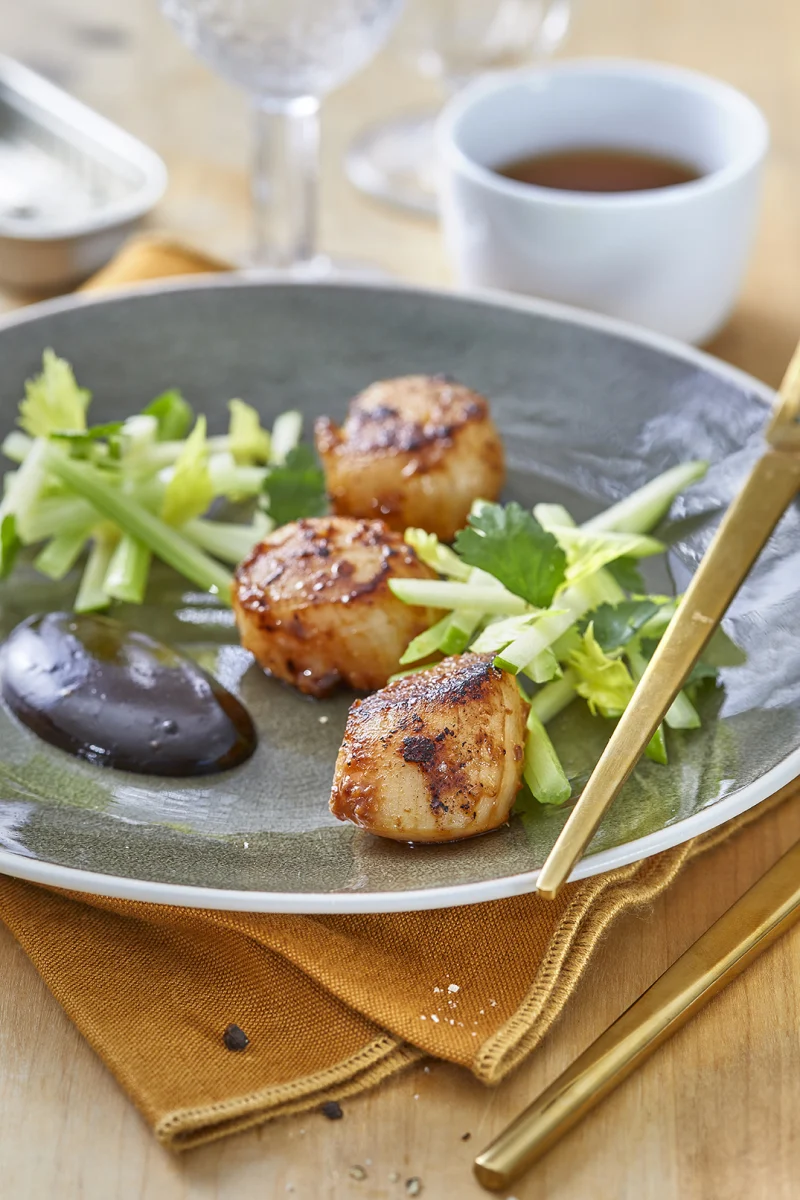 Trois noix de Saint-Jacques caramélisées au miso, julienne de céleri et pomme verte, quenelle de sauce noire