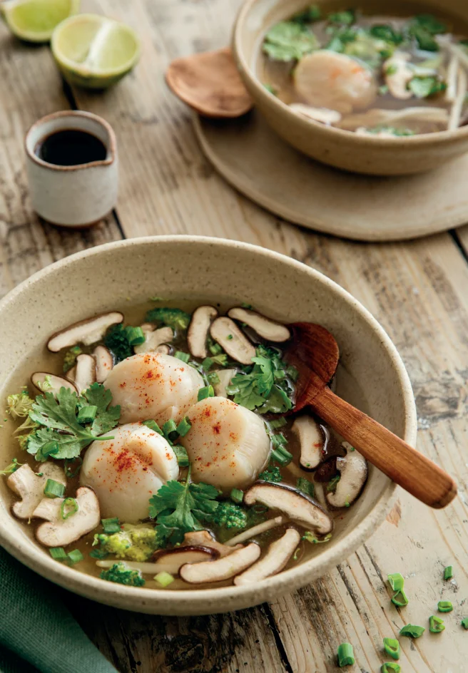 Noix de Saint-Jacques nacrées dans un bouillon façon thaï, lamelles de shiitakés, brocolis et coriandre