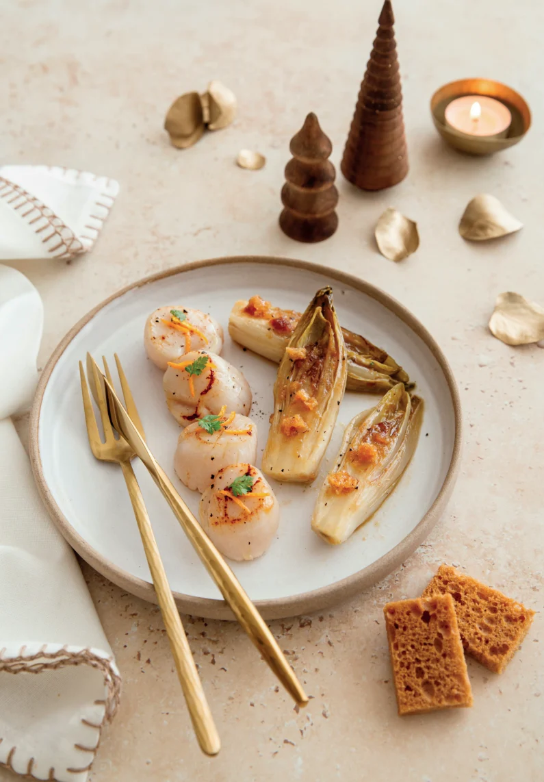 Noix de Saint-Jacques aux endives braisées, sauce au pain d’épices et zestes d’orange