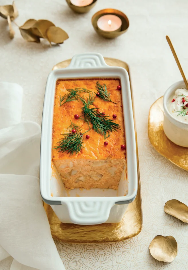 Terrine de saumon entamée, cubes de noix de Saint-Jacques visibles, aneth et baies roses sur le dessus, sauce blanche