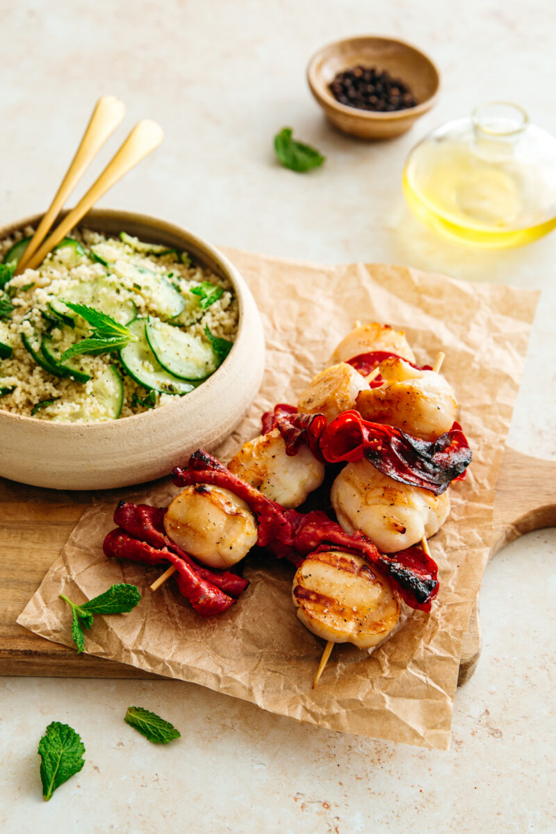 Brochettes de Saint-Jacques au chorizo grillées à la plancha, servies avec un taboulé frais