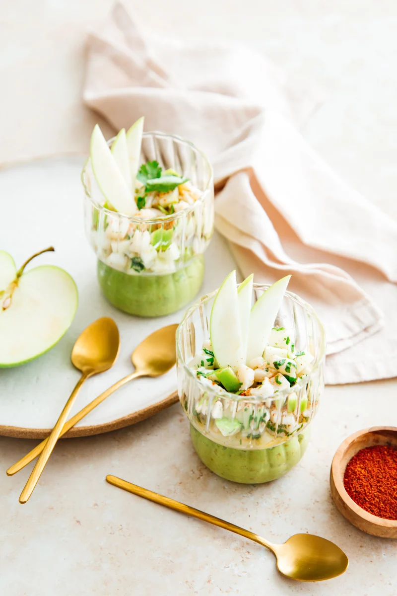Ceviche de noix de Saint-Jacques à l’avocat en verrines, avec pomme verte, coriandre et citron vert