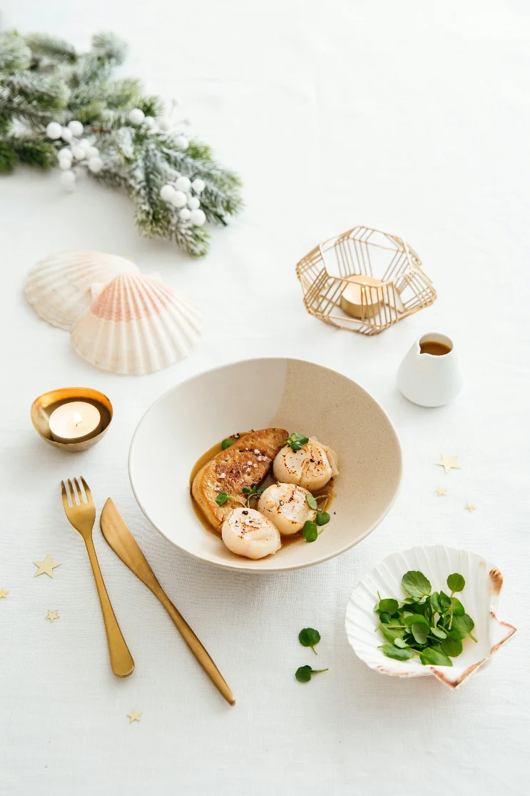 Noix de Saint-Jacques Rossini avec foie gras poêlé, sauce au fond de veau et feuilles de cresson
