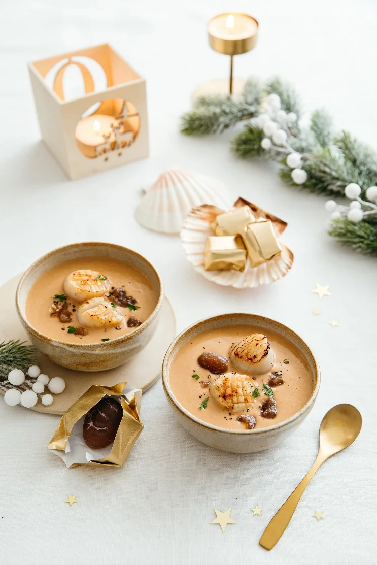 Velouté de châtaignes aux Saint-Jacques, marrons glacés émiettés et pluches de persil